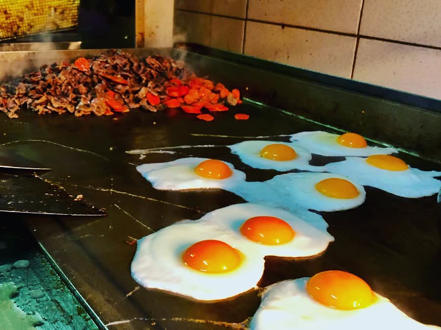 Huevos friéndose en la plancha del local