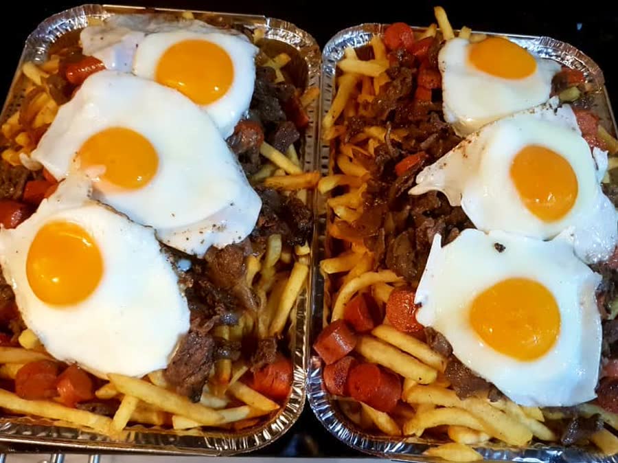 Dos bandejas con huevo frito encima